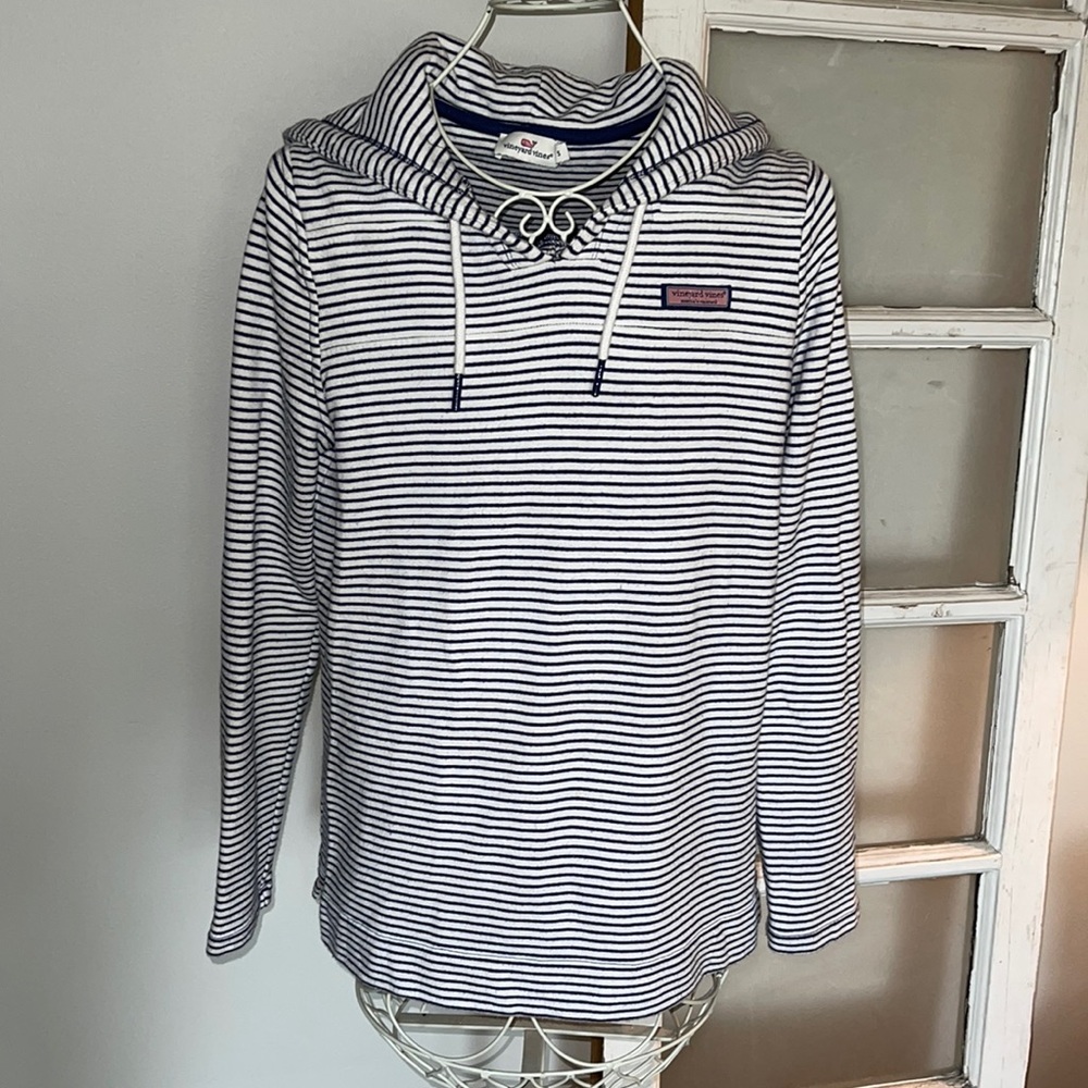 Vineyard Vines hooded sweatshirt like new!